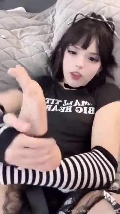 Goth Temikmiu self foot worship