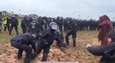 Very satisfying to watch for some unknown reasons :D