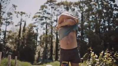 Bahar zamanı herkesi bahçeye getirir.