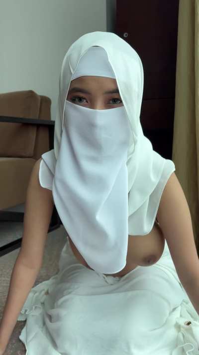 Shaking my boobs till my top drops