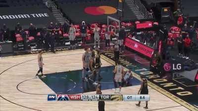 [Highlight] Siakam runs the floor to get a quick clutch and-1 layup