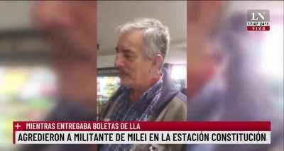 Le rompen la cabeza a hombre mayor por repartir boletas de Milei en Constitución