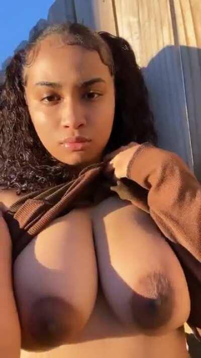 Quick Flash by my neighbors yard, hope no one sees me😋😜