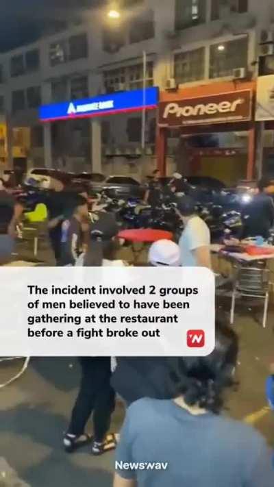 Men fight & throw chairs at Pandan Indah. 
