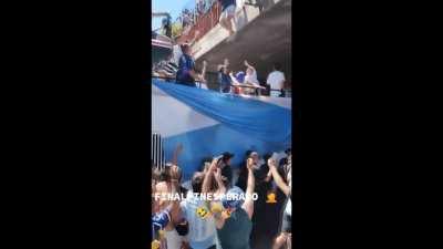 Argentinean fan falls down while trying to jumps on team's victory parade bus