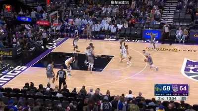 [Highlight] Kevin Huerter with the filthy step-back three over Klay Thompson