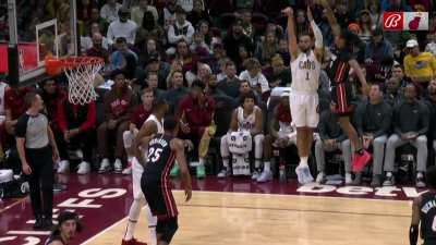 [Highlight] Dru Smith gets injured on the close out after slipping off the Cavs court