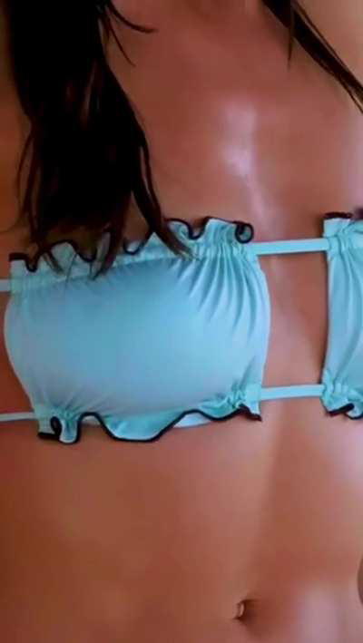 Lea Elui Ginet, Bikini