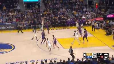 [Highlight] Jordan Poole hits a step back three over LeBron and another three in transition off a Curry steal in his first minute of action