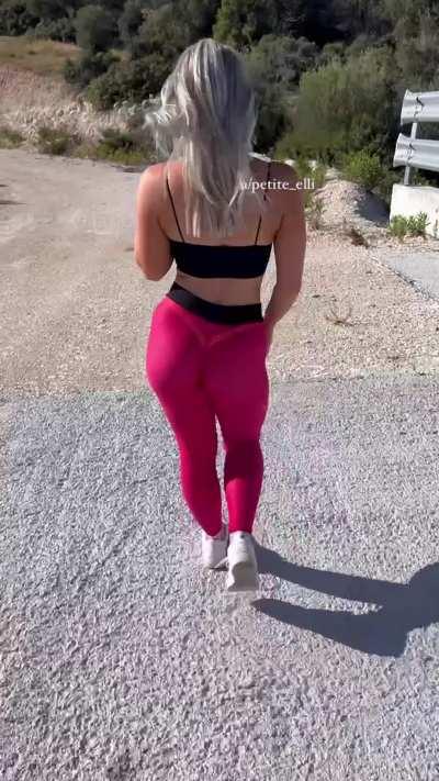The best yogapants are transparent, unfortunately I do not dare to wear them in the gym. Can you encourage me?