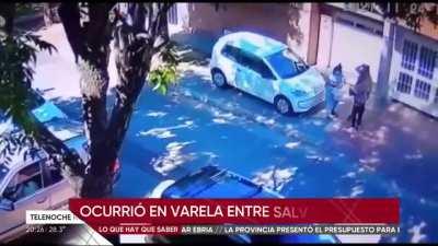 Motochorros le robaron a una mujer y un grupo de obreros le tiraron piedras para detenerlos