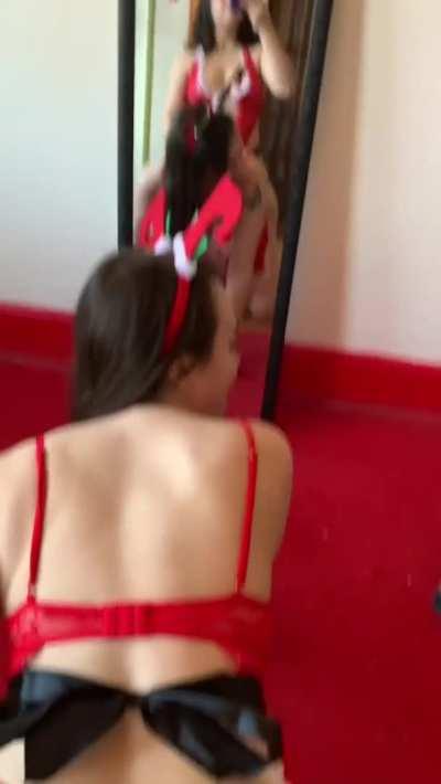 I love bouncing my phat juicy ass on her sexy lil strap 😍 (oc)