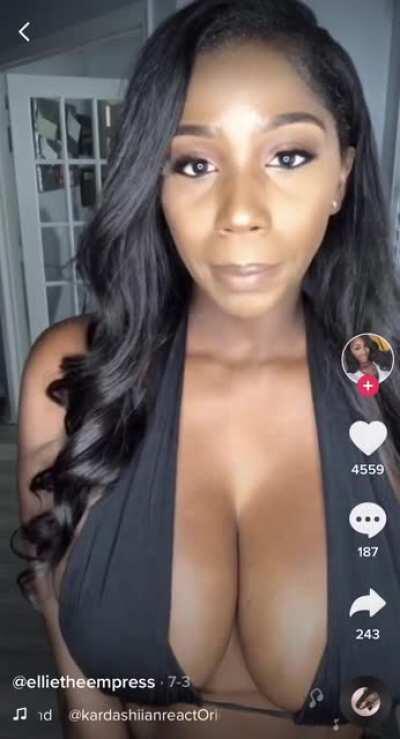 The simply magnificent @ellietheempress