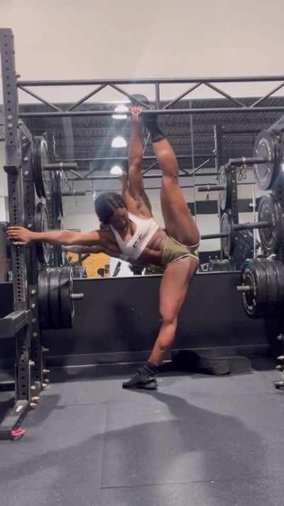 Did you stretch those muscles out today 👀🤸🏾‍♀️ #ebonyfitness #flexibility #stretching #muscle #musclebuilding #prettyfitmelanin #melaninfitness #melanincrushdaily @melanincrushdaily @goddessinthegym @prettyfitmelanin @fitfortheculture @fit_chocolate365 @b