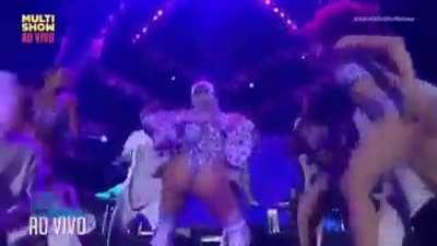 Anitta - rebolando gostoso