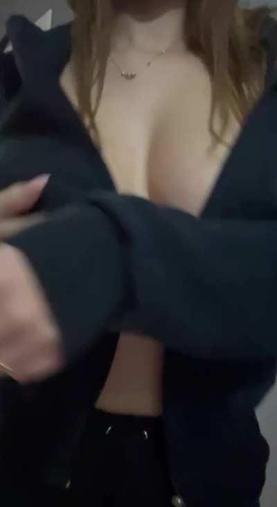 thick chick in action