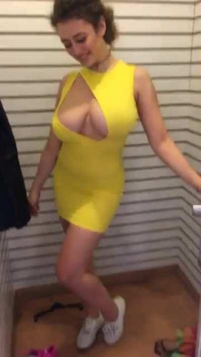 Yellow dresss malfunction