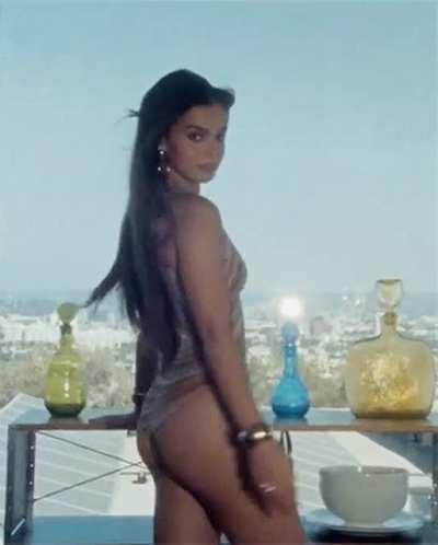 Hailee Steinfeld loves to flaunt her ass