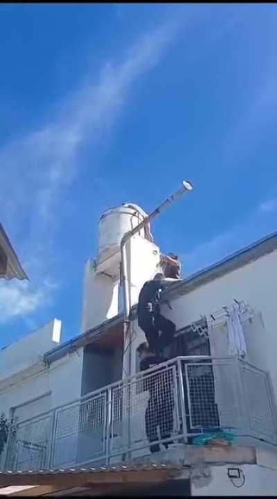 La Plata: Policías se enfrentaron a un hombre desnudo luego de que apuñalara a su vecino