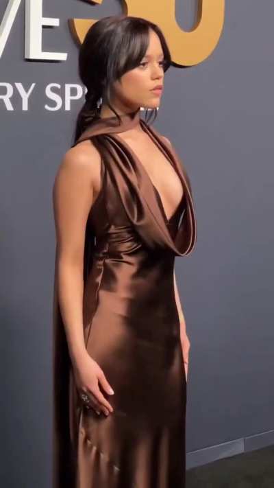 Jenna at SNL50 RED CARPET video