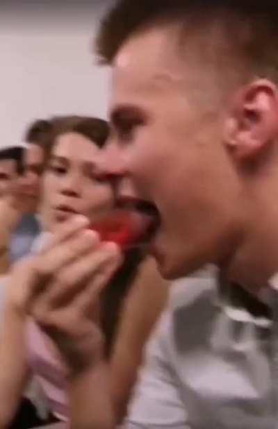 How to roll tongue like this?