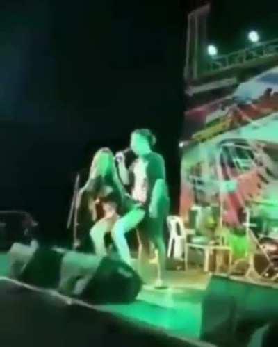 konser dangdut, but with a twist