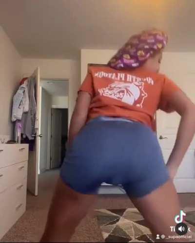 Twerking on ig 🍑🍑