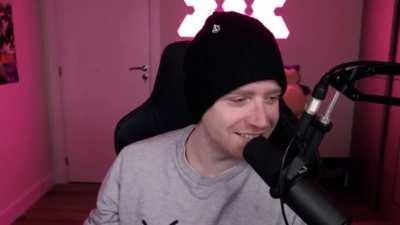 Parece q alguém esqueceu q está sem barba rs