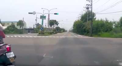 Rider mysteriously knocked off scooter during accident in Taiwan
