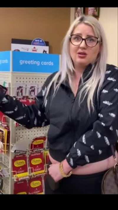 Woman gets kicked out of a PetSmart because she refused to wear a mask 😷
