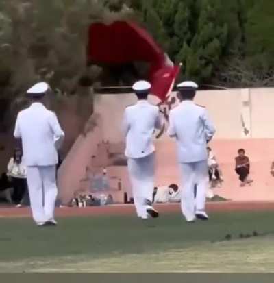 深圳外国语学院请来的解放军海军仪仗队弱不禁风，当场被风吹倒，这要肿么打台湾？