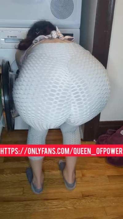 Redhead Farting Huge in the laundry room, Stinky Wet Farts 💨