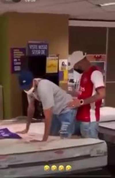 Homens realmente fazem isso com seus amigos?