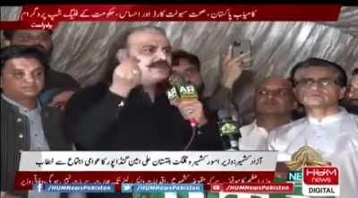 Yar ye wohi banda ha jis k 9 saal k betay no driving ki video ko is ny apna personal matter bola tha ab logon k niwaly gin raha ha