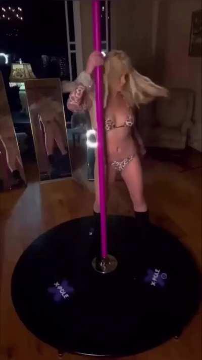 Britney Spears Pole Dancing!