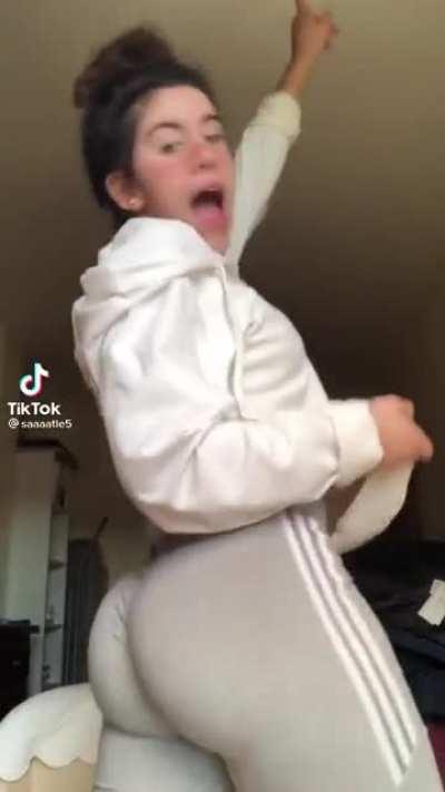 That as* is devouring those leggings