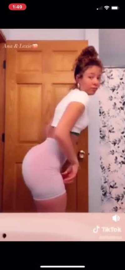 Lexie twerking (rare)