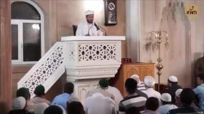 Birisi annesine sert yorumlar istiyor!