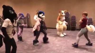 Ahri teaching K/DA’s choreography to the other vastaya