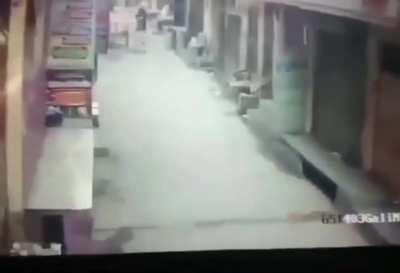 To steal from a narrow alley.