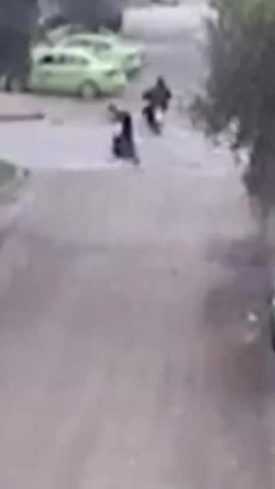 Llevaba un kilo de faso y un policía puso el cuerpo el cuerpo para frustrar la huida