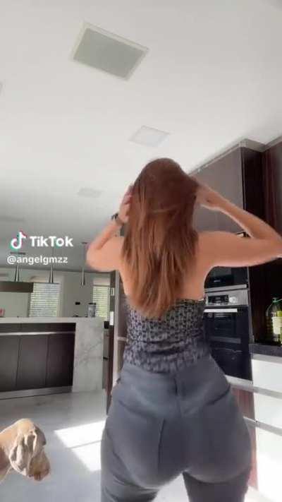 She has a wagon: angelgmzz