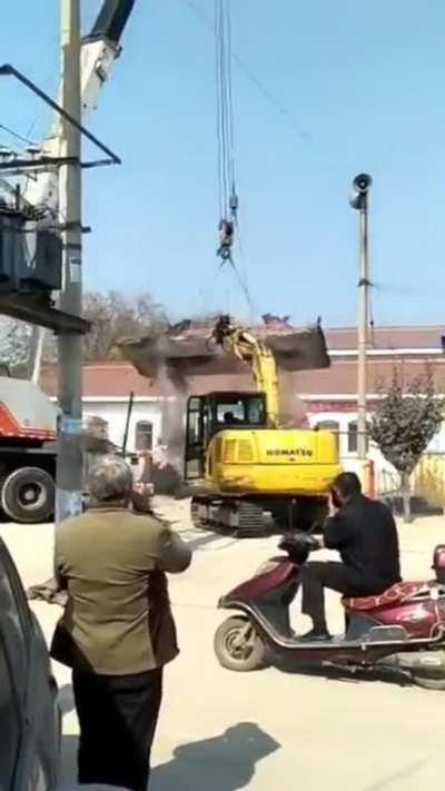 Miscalculation and miscommunication between excavator operator and crane driver trying to remove roof of temple gate (2021)