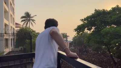 How does it look like from SRK's side ? , Here it is Today evening Fans at Mannat.