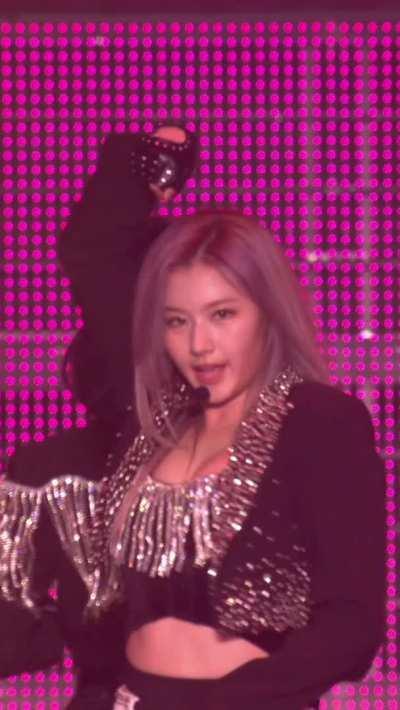 Sana is so incredibly sexy 🤤