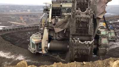 Yup. Just as I thought it would be like 😵‍💫. How a Bucket Wheel Excavator in action looks like.