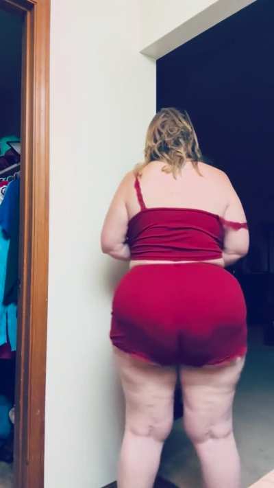 My ass is big and beautiful, but my belly is where the magic happens; bloated and dominate…all for you 😈