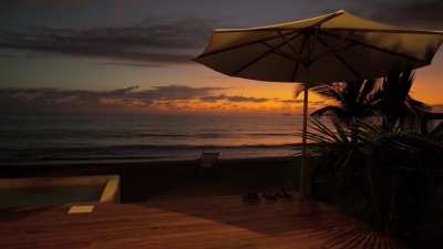 Would you prefer the subtle sound of the fireplace or the waves in this sunset clip? Asking for a friend.