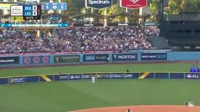 Video: Hunter Pence gets boo’d, hits a home run, and reveals a Giants undershirt in front of Dodger Stadium