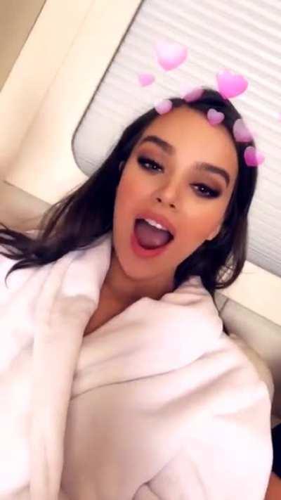 god, hailee is so beautiful